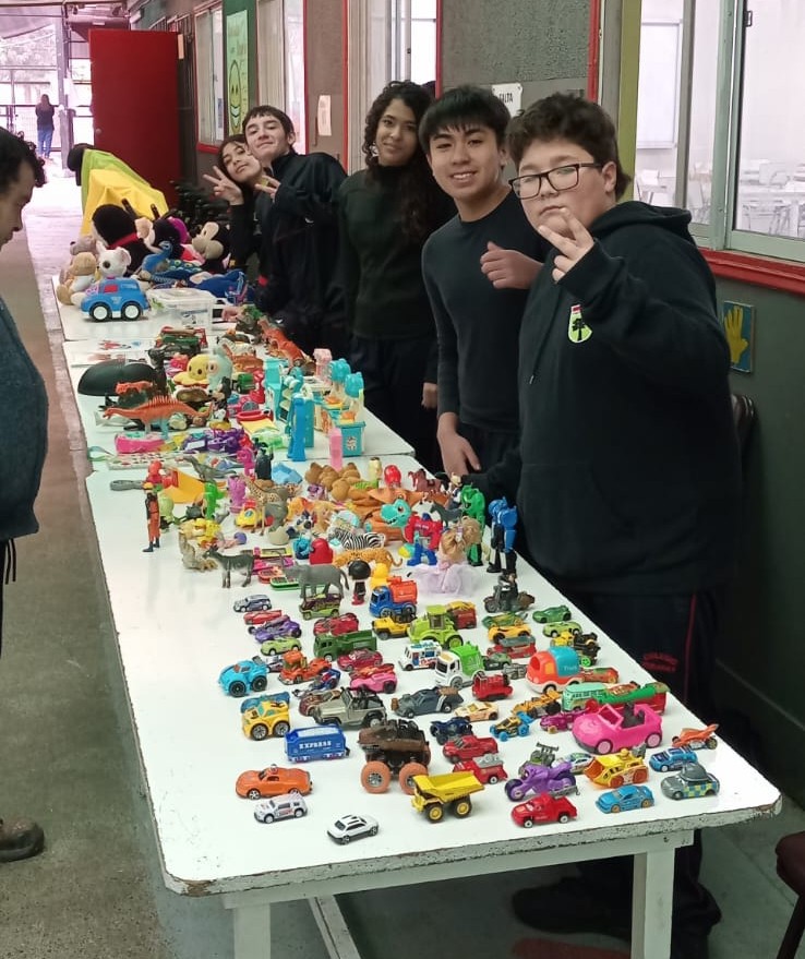8° Año realizó exitosa venta de juguetes en el Colegio Pukaray